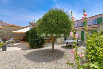 Ile de Ré:Less than 100m from the port, large family house with garage and garden
