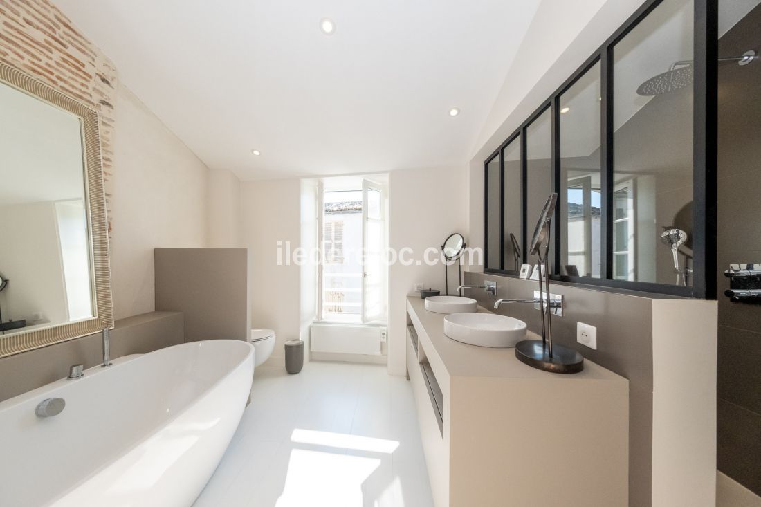 Photo 11: An accomodation located in La Flotte-en-R&eacute; on ile de R&eacute;.