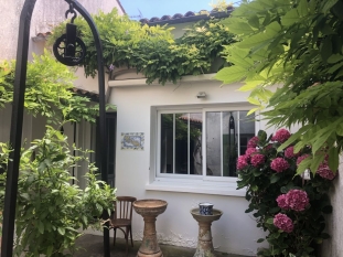 Ile de R&eacute;:Town house with typically retais charm