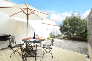 Ile de R&eacute;:L'ecoliere - village house renovated in two parts