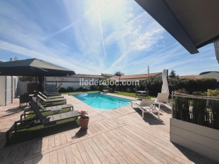 Ile de Ré:Rooms and guest tables with pool 