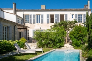 Ile de Ré:Completely renovated historic building with heated swimming pool
