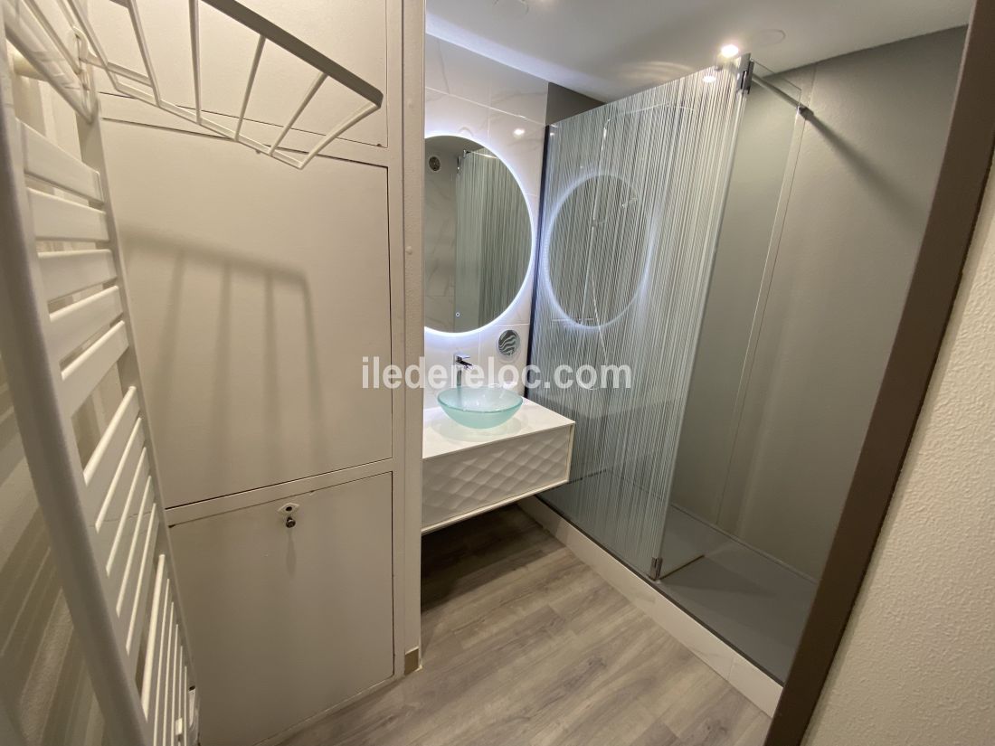 Photo 8: An accomodation located in Saint-Martin-de-R&eacute; on ile de R&eacute;.