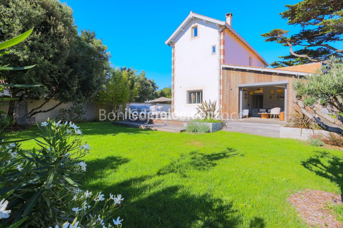 Photo 9: An accomodation located in La Couarde-sur-mer on ile de R&eacute;.