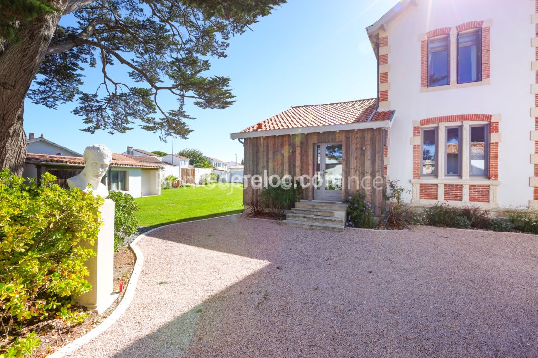 Photo 10: An accomodation located in La Couarde-sur-mer on ile de R&eacute;.
