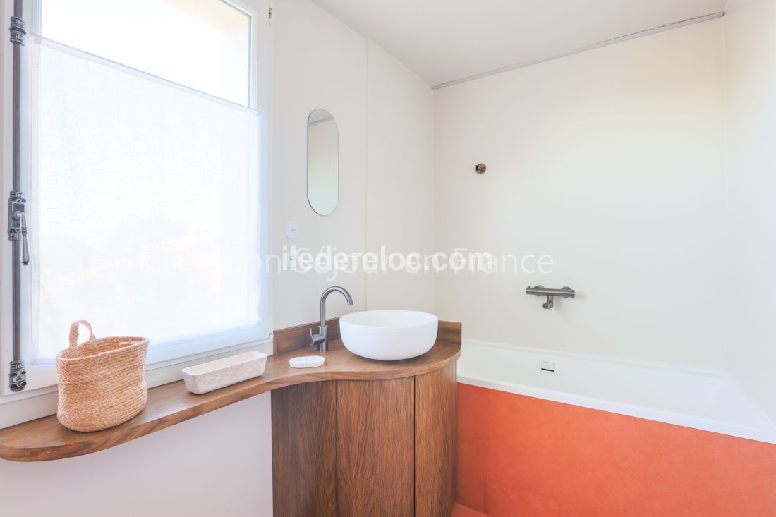 Photo 31: An accomodation located in La Couarde-sur-mer on ile de R&eacute;.