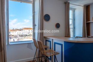 Ile de Ré:Renovated apartment overlooking the port of saint martin