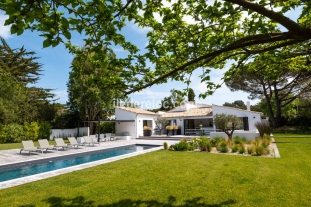 Ile de Ré:Sublime architect-designed house with its architect-designed swimming pool