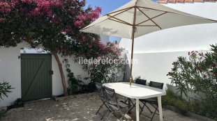 Ile de Ré:Pretty house near the center, 3 bedrooms with courtyard