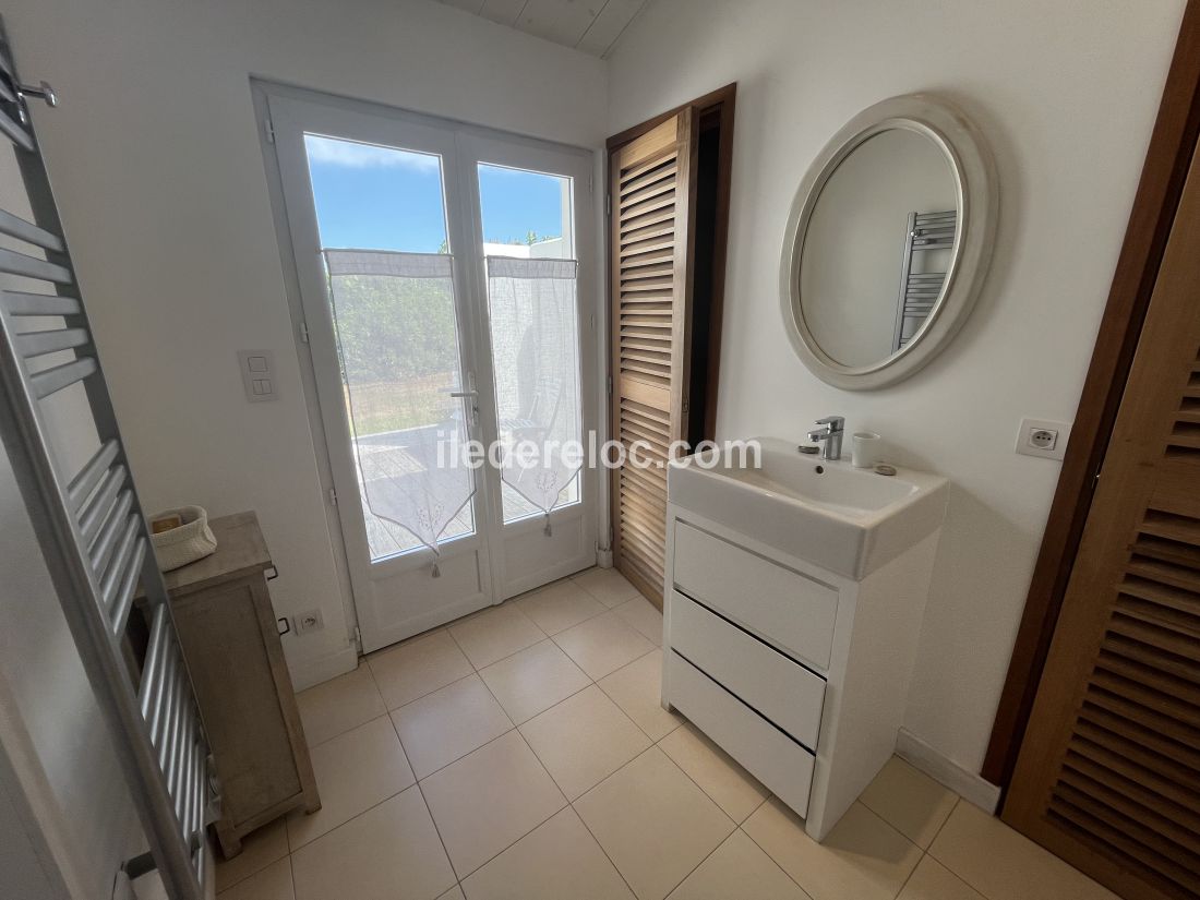 Photo 10: An accomodation located in La Couarde-sur-mer on ile de R&eacute;.