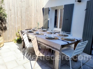 Ile de Ré:Maison du puits fleuri: pretty town centre house for up to 8 people