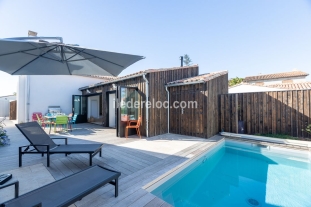 Ile de R&eacute;:505 plume - a few meters from the beach with heated swimming pool