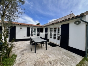 Ile de Ré:Les agapanthes - pretty single-story house