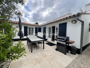 Ile de Ré:Les agapanthes - pretty single-story house