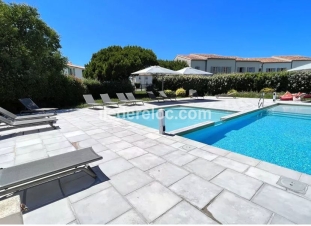 Ile de R&eacute;:Clos des thermes 26 - courtyard, parking and swimming pool