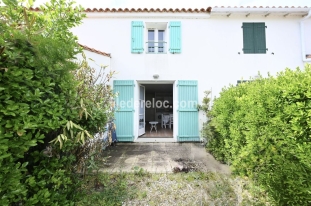 Ile de Ré:Clos des thermes 26 - courtyard, parking and swimming pool