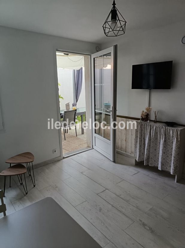 Photo 6: An accomodation located in Saint-Martin-de-R&eacute; on ile de R&eacute;.