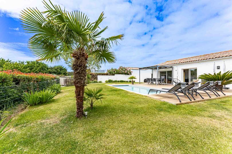 Photo 30: An accomodation located in Saint-Martin-de-R&eacute; on ile de R&eacute;.