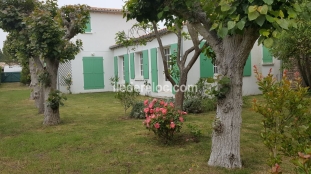 Ile de Ré:House in an enclosed garden, close to the center