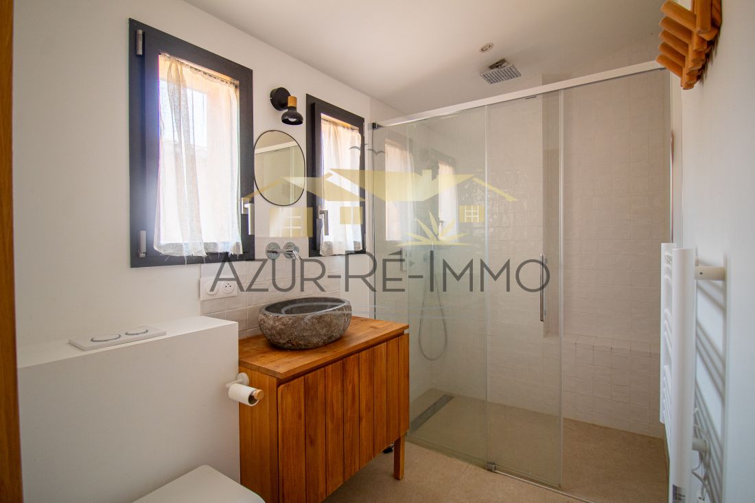 Photo 9: An accomodation located in Le Bois-Plage-en-R&eacute; on ile de R&eacute;.