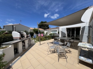 Ile de Ré:La rabouillere, a house with a terrace and a garden with trees