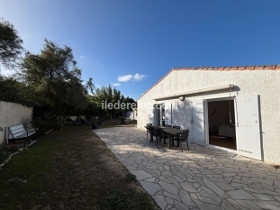 Ile de R&eacute;:A house sheltered by the dunes, lulled by the sea.