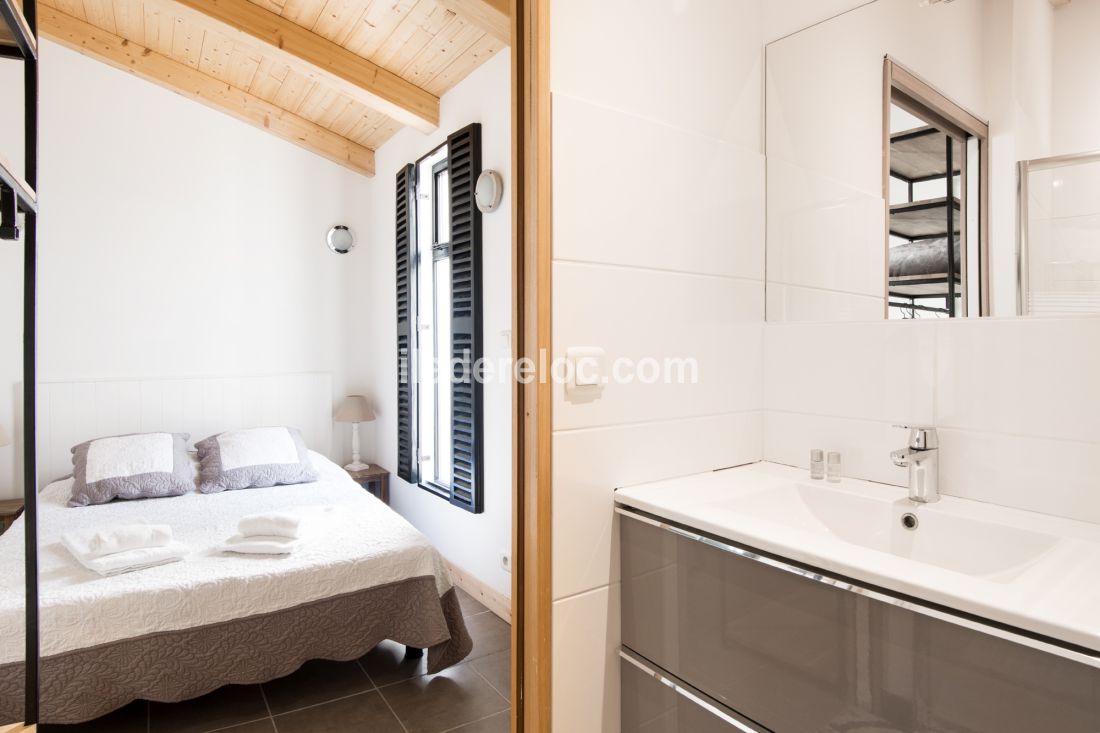 Photo 7: An accomodation located in Saint-Martin-de-R&eacute; on ile de R&eacute;.