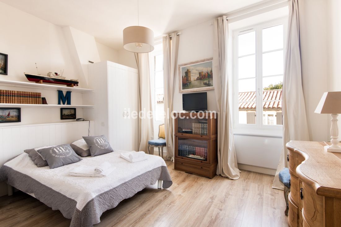 Photo 6: An accomodation located in Saint-Martin-de-R&eacute; on ile de R&eacute;.