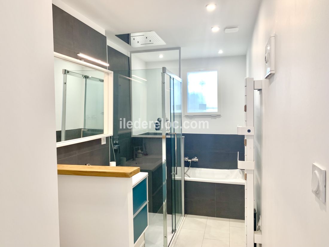 Photo 10: An accomodation located in La Couarde-sur-mer on ile de R&eacute;.