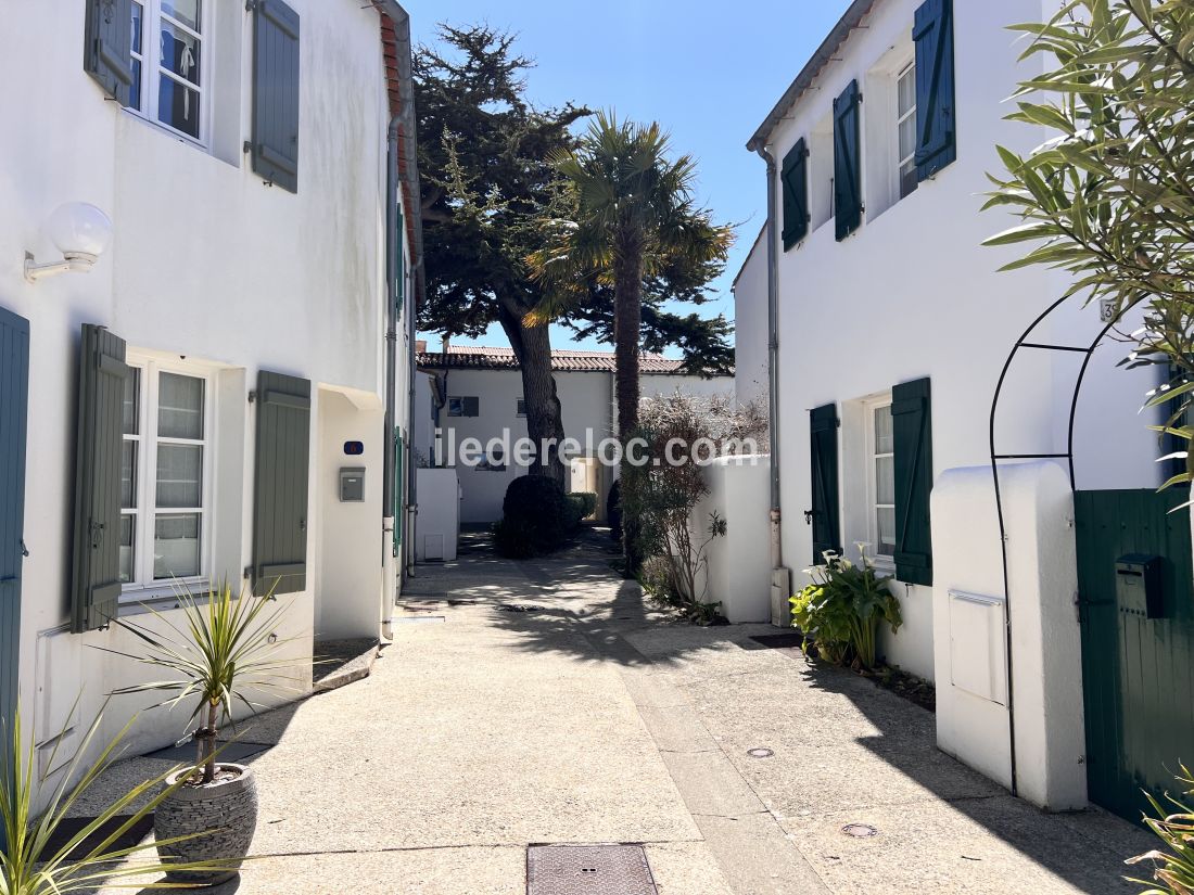 Photo 9: An accomodation located in Saint-Martin-de-R&eacute; on ile de R&eacute;.