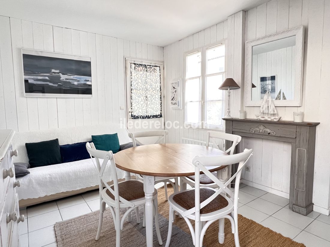 Photo 4: An accomodation located in Saint-Martin-de-R&eacute; on ile de R&eacute;.