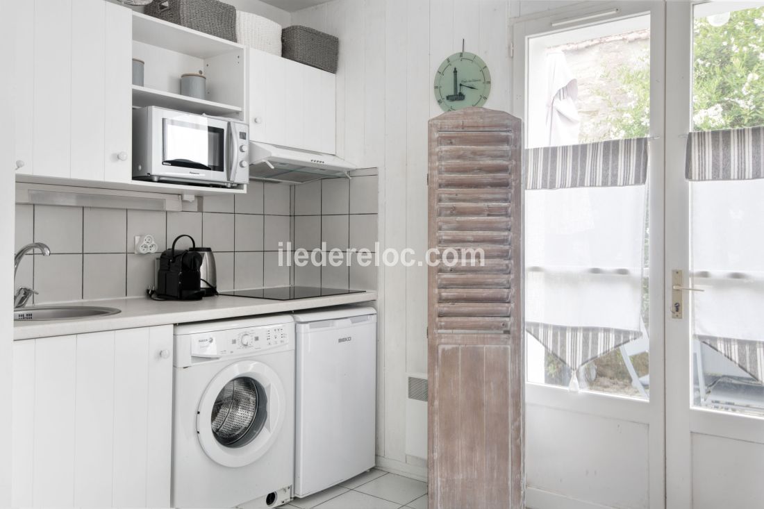 Photo 5: An accomodation located in Saint-Martin-de-R&eacute; on ile de R&eacute;.