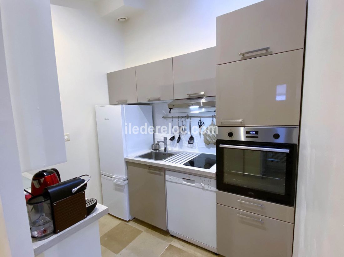 Photo 4: An accomodation located in Saint-Martin-de-R&eacute; on ile de R&eacute;.