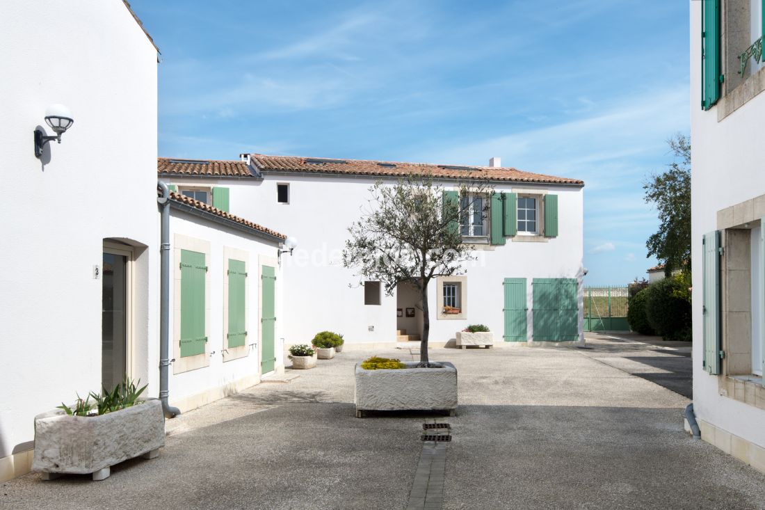 Photo 9: An accomodation located in Saint-Martin-de-R&eacute; on ile de R&eacute;.