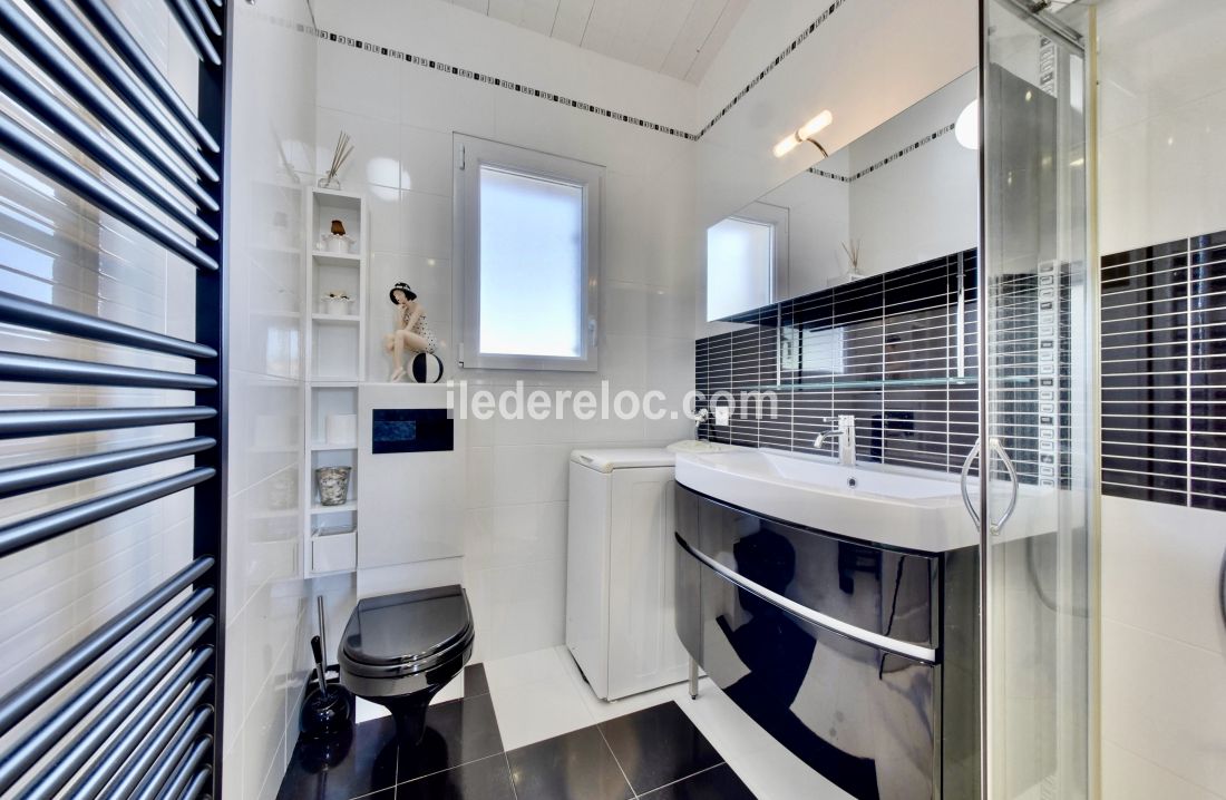 Photo 8: An accomodation located in Saint-Martin-de-R&eacute; on ile de R&eacute;.