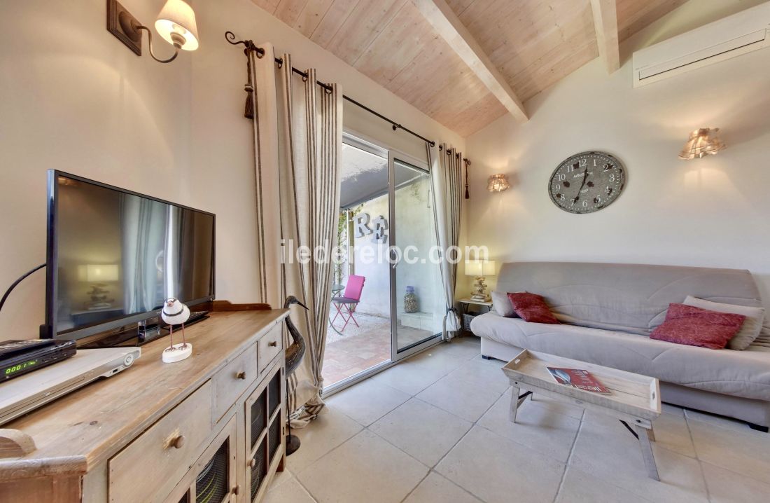 Photo 4: An accomodation located in Saint-Martin-de-R&eacute; on ile de R&eacute;.