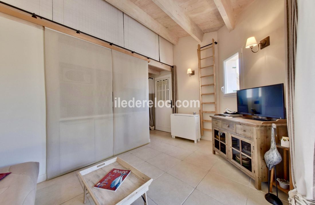 Photo 5: An accomodation located in Saint-Martin-de-R&eacute; on ile de R&eacute;.