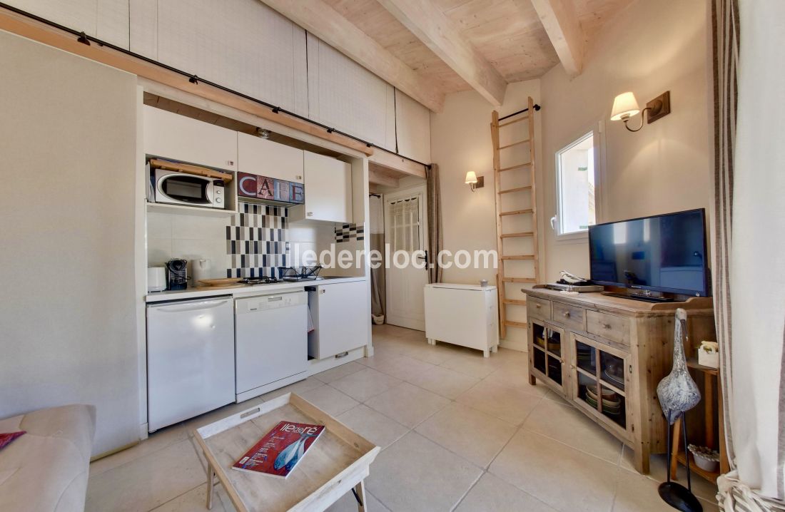 Photo 6: An accomodation located in Saint-Martin-de-R&eacute; on ile de R&eacute;.