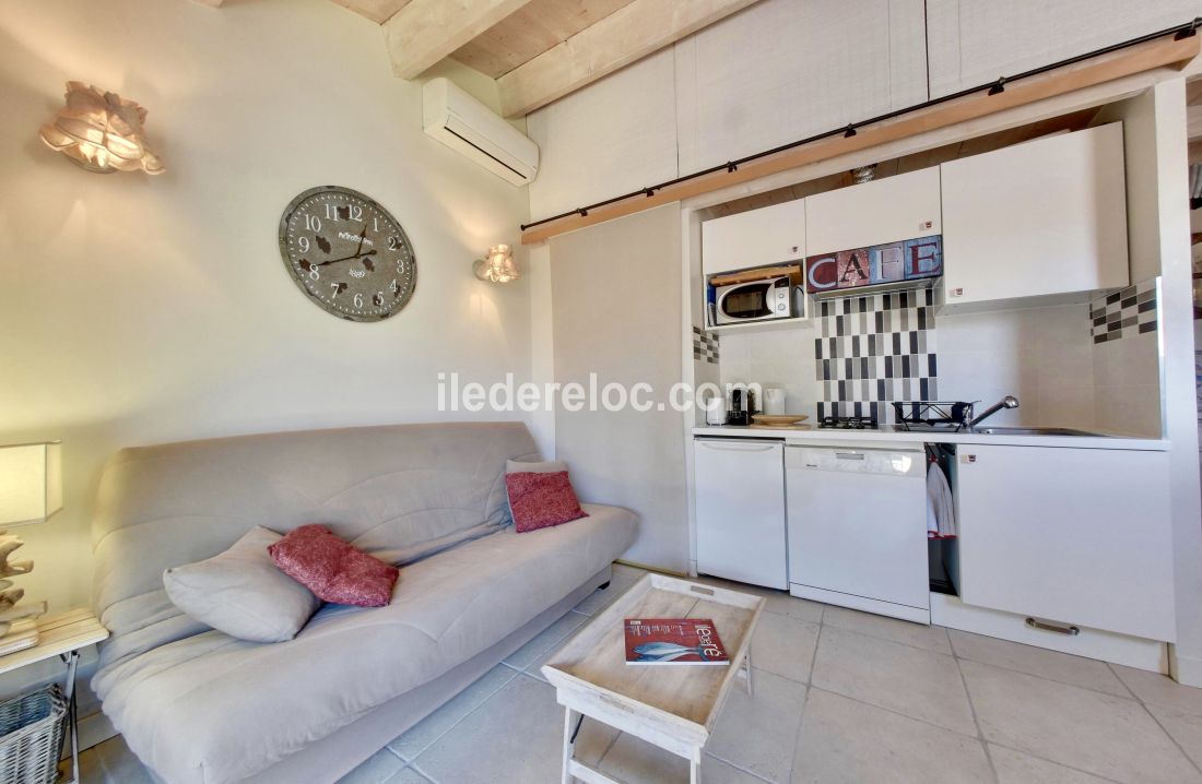 Photo 7: An accomodation located in Saint-Martin-de-R&eacute; on ile de R&eacute;.