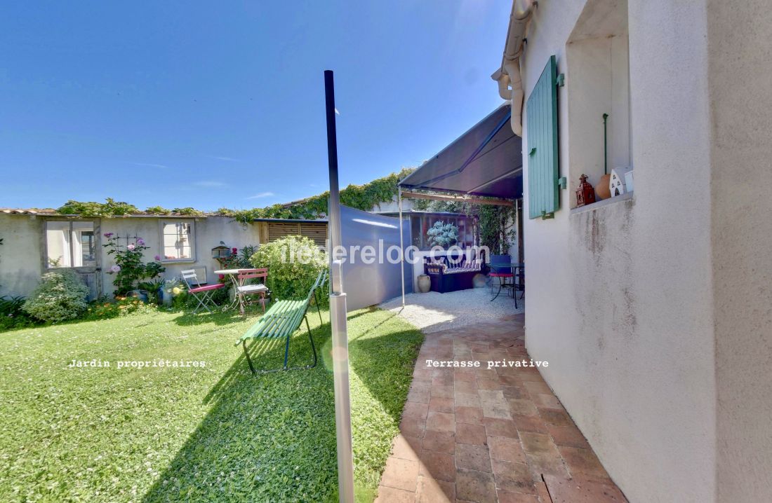 Photo 10: An accomodation located in Saint-Martin-de-R&eacute; on ile de R&eacute;.