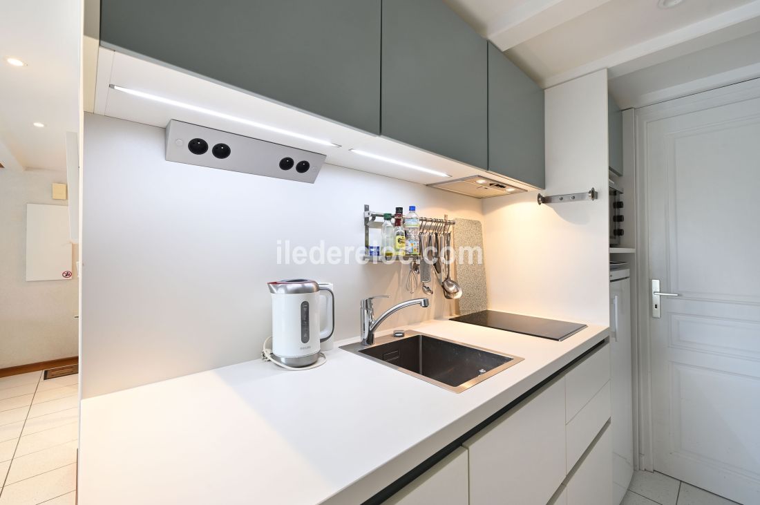 Photo 7: An accomodation located in Saint-Martin-de-R&eacute; on ile de R&eacute;.