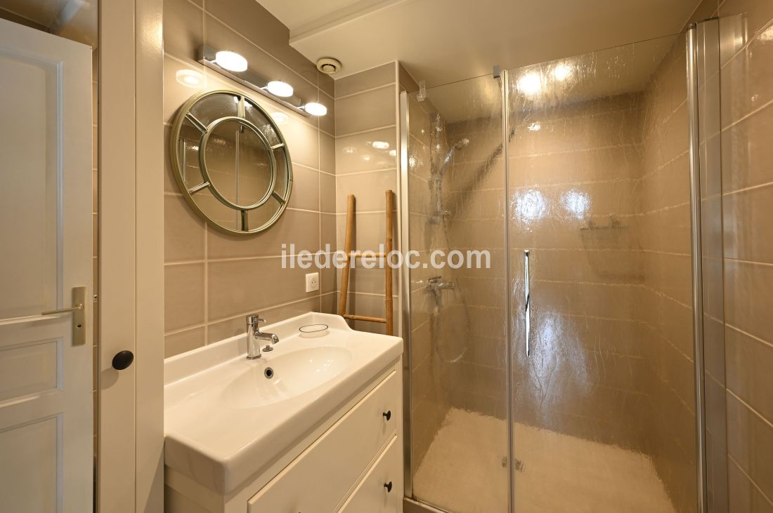 Photo 12: An accomodation located in Saint-Martin-de-R&eacute; on ile de R&eacute;.