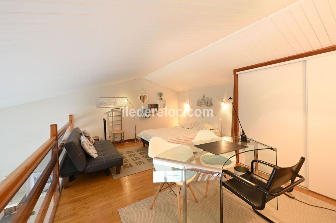 Photo 8: An accomodation located in Saint-Martin-de-R&eacute; on ile de R&eacute;.