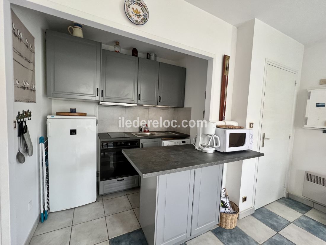 Photo 7: An accomodation located in Saint-Martin-de-R&eacute; on ile de R&eacute;.