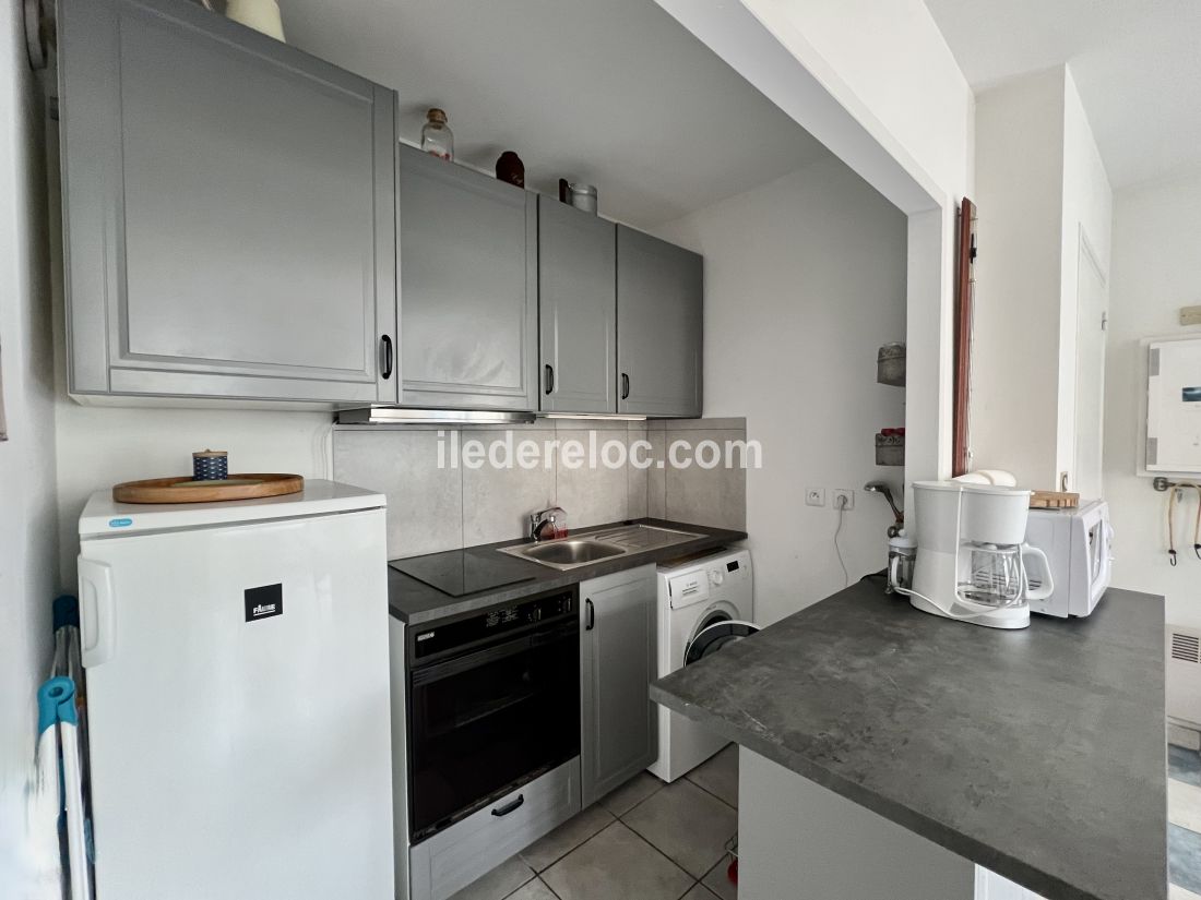 Photo 6: An accomodation located in Saint-Martin-de-R&eacute; on ile de R&eacute;.