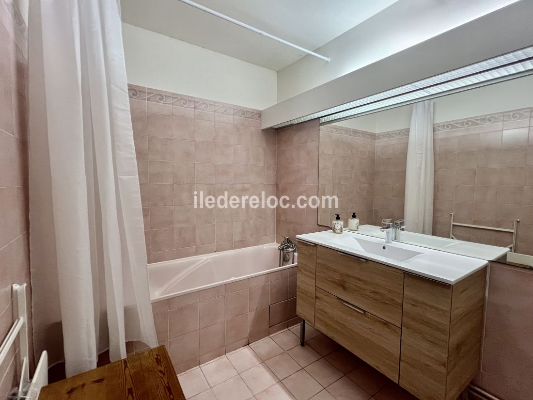 Photo 9: An accomodation located in Saint-Martin-de-R&eacute; on ile de R&eacute;.