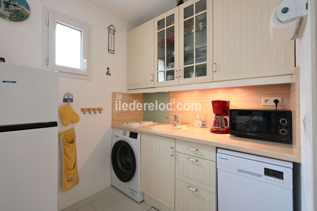 Photo 6: An accomodation located in Saint-Martin-de-R&eacute; on ile de R&eacute;.