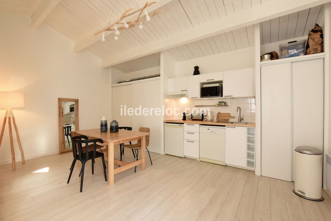 Photo 6: An accomodation located in Saint-Martin-de-R&eacute; on ile de R&eacute;.