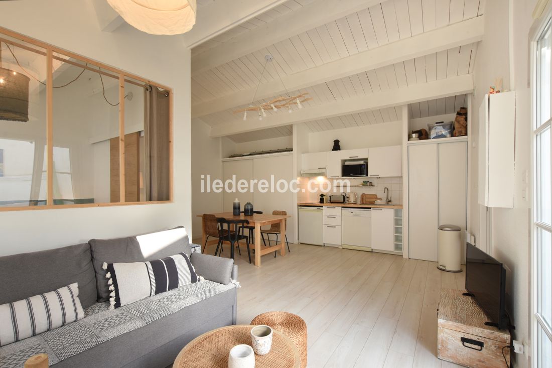 Photo 8: An accomodation located in Saint-Martin-de-R&eacute; on ile de R&eacute;.