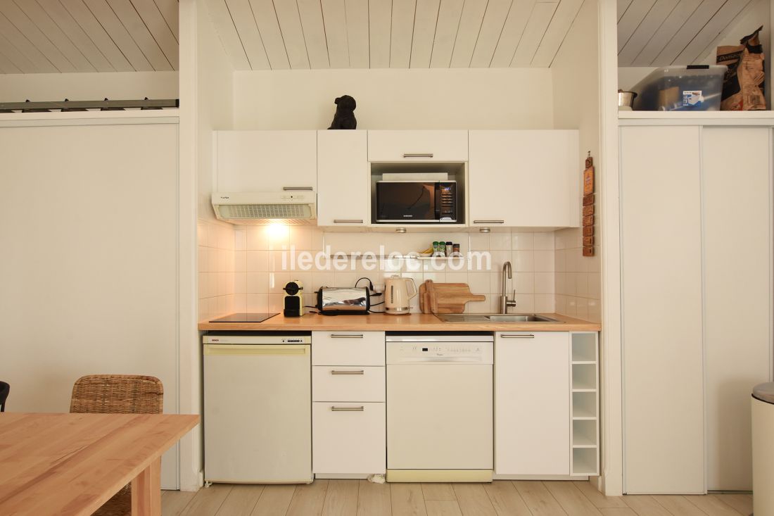 Photo 10: An accomodation located in Saint-Martin-de-R&eacute; on ile de R&eacute;.